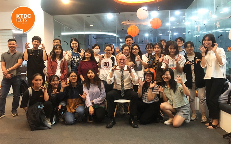 Hình ảnh English club lần trước với chủ đề "Halloween Stories" cùng thầy Mike 